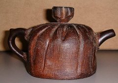 Clay tea pot which look like a `meshed screen'
